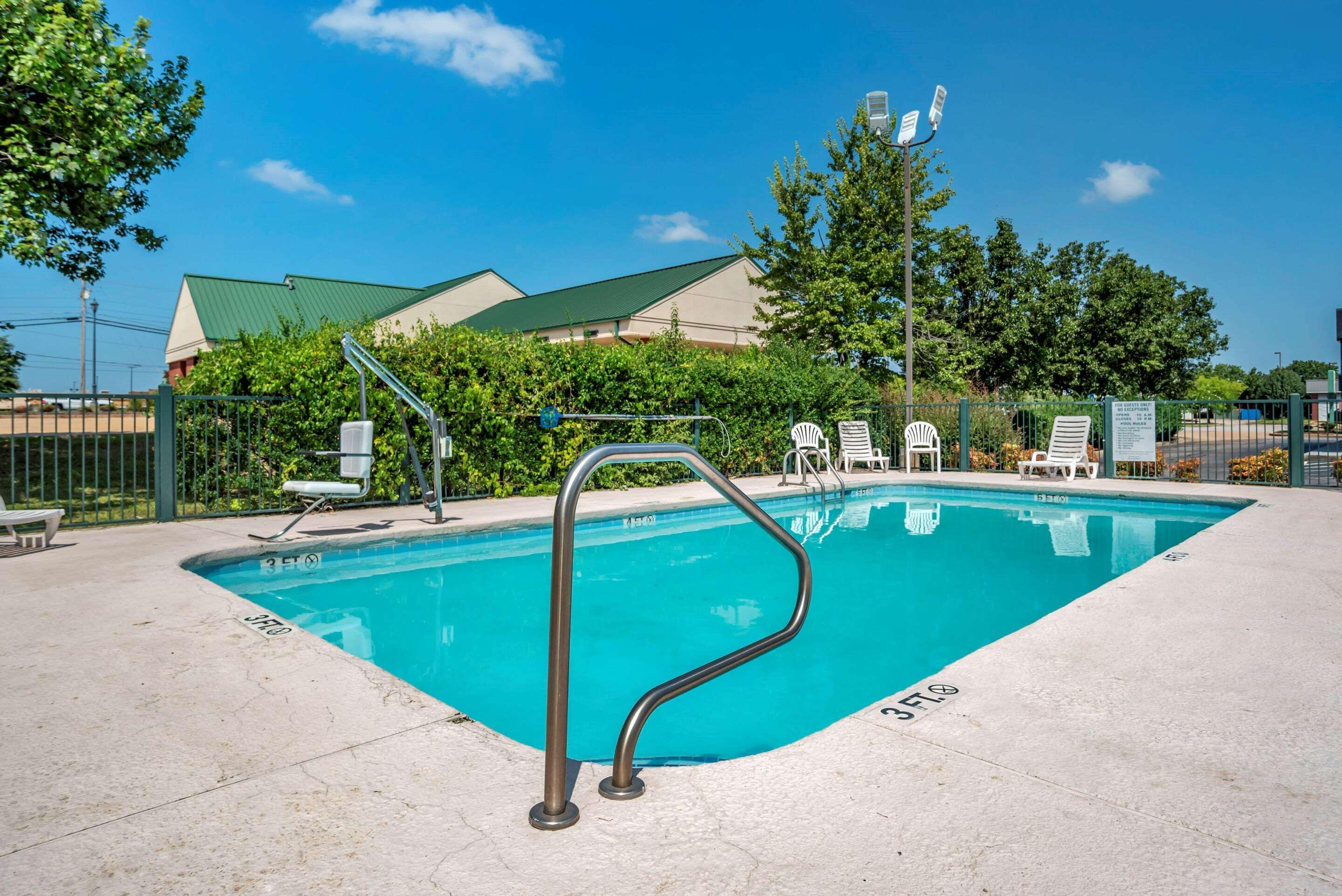 Econo Lodge Тупело Екстериор снимка
