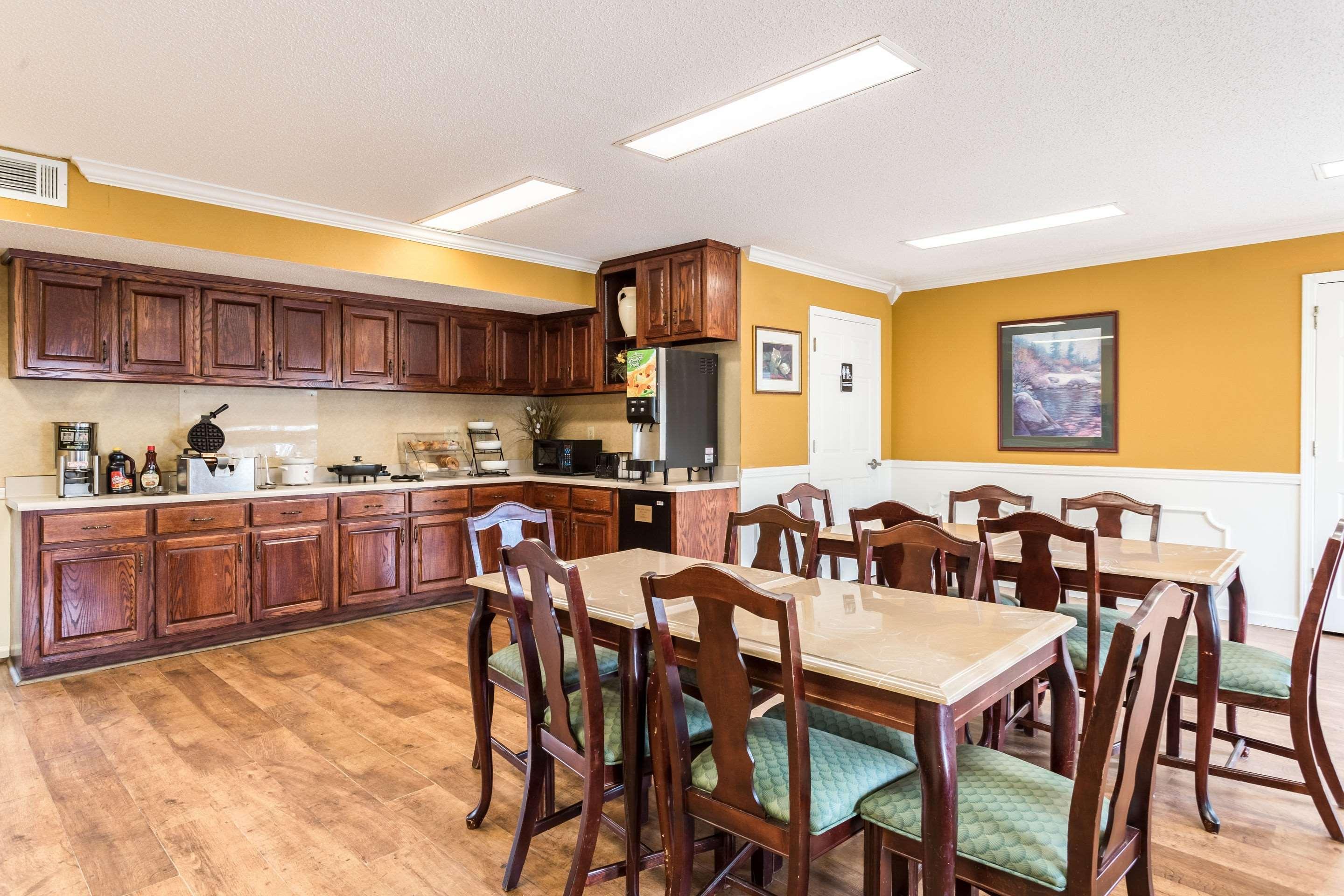 Econo Lodge Тупело Екстериор снимка