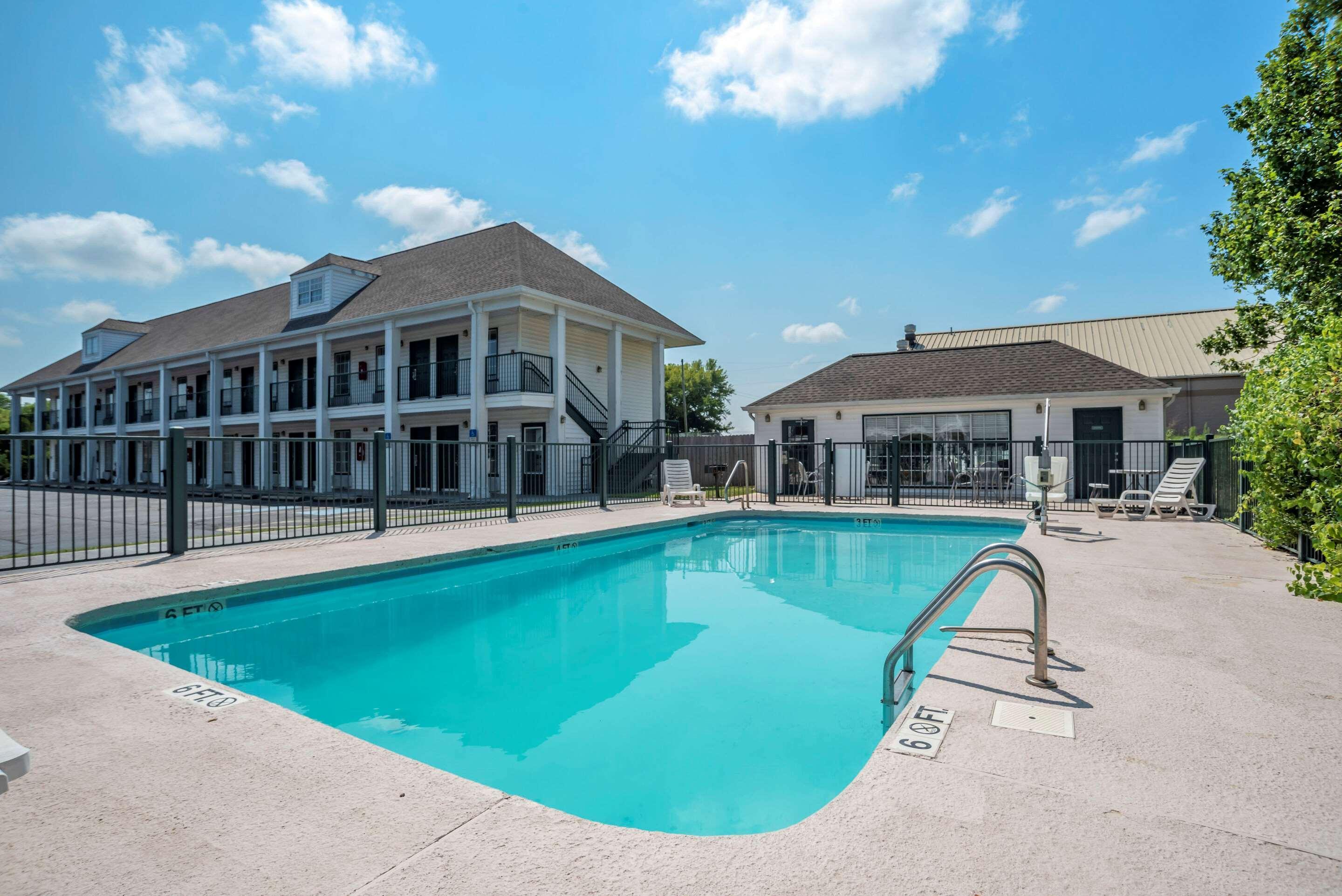 Econo Lodge Тупело Екстериор снимка